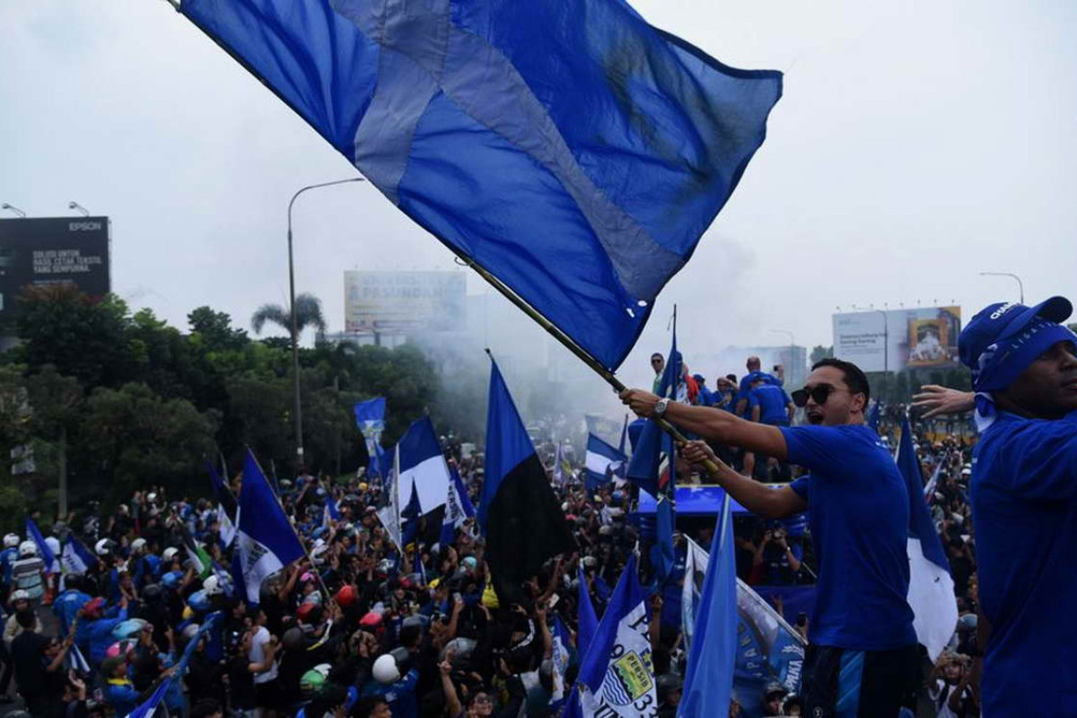 Persib Juara Liga 1, Bandung Dibalut Lautan Biru Bobotoh Turun ke Jalanan